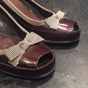 Aero soles open toe spectator 3.5 inch pumps